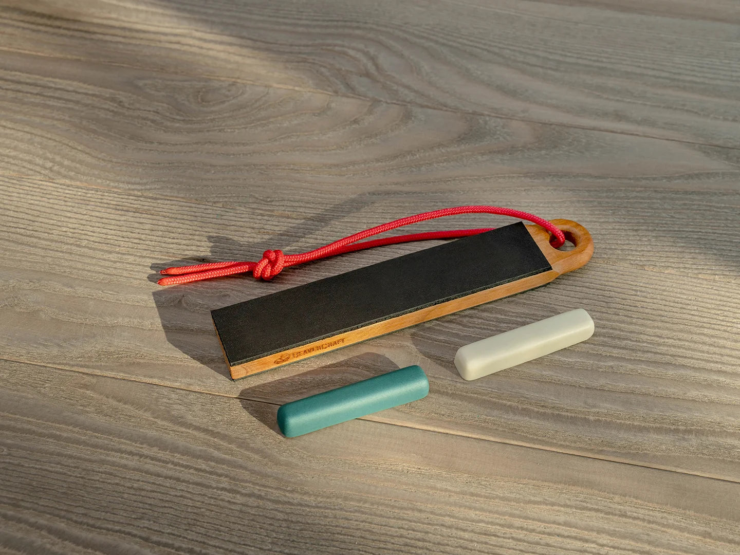 BeaverCraft LS9P2 - Pocket Dual-Sided Leather Paddle Strop & 2 Polishing Compounds