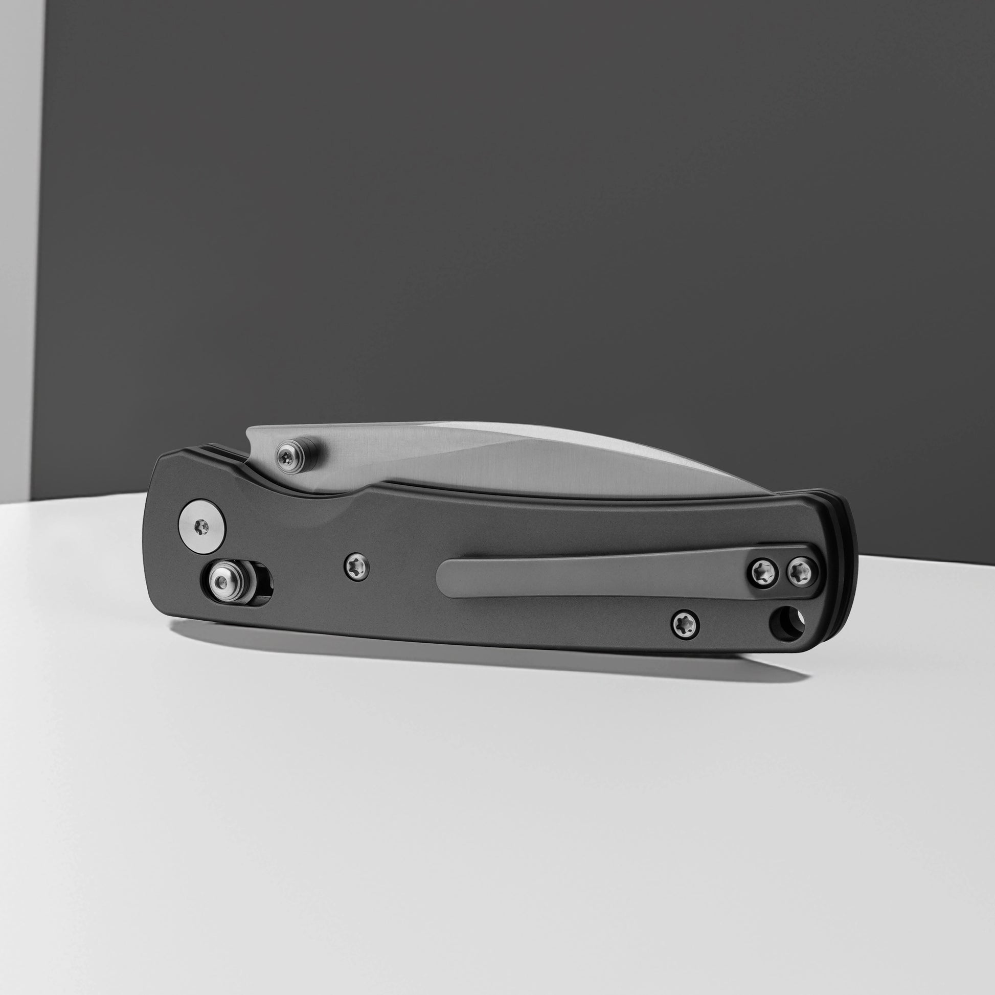 Miguron Vakor - 3.15" M390 Satin Blade, Dark Grey PVD Titanium Handle. MGR-633ADG