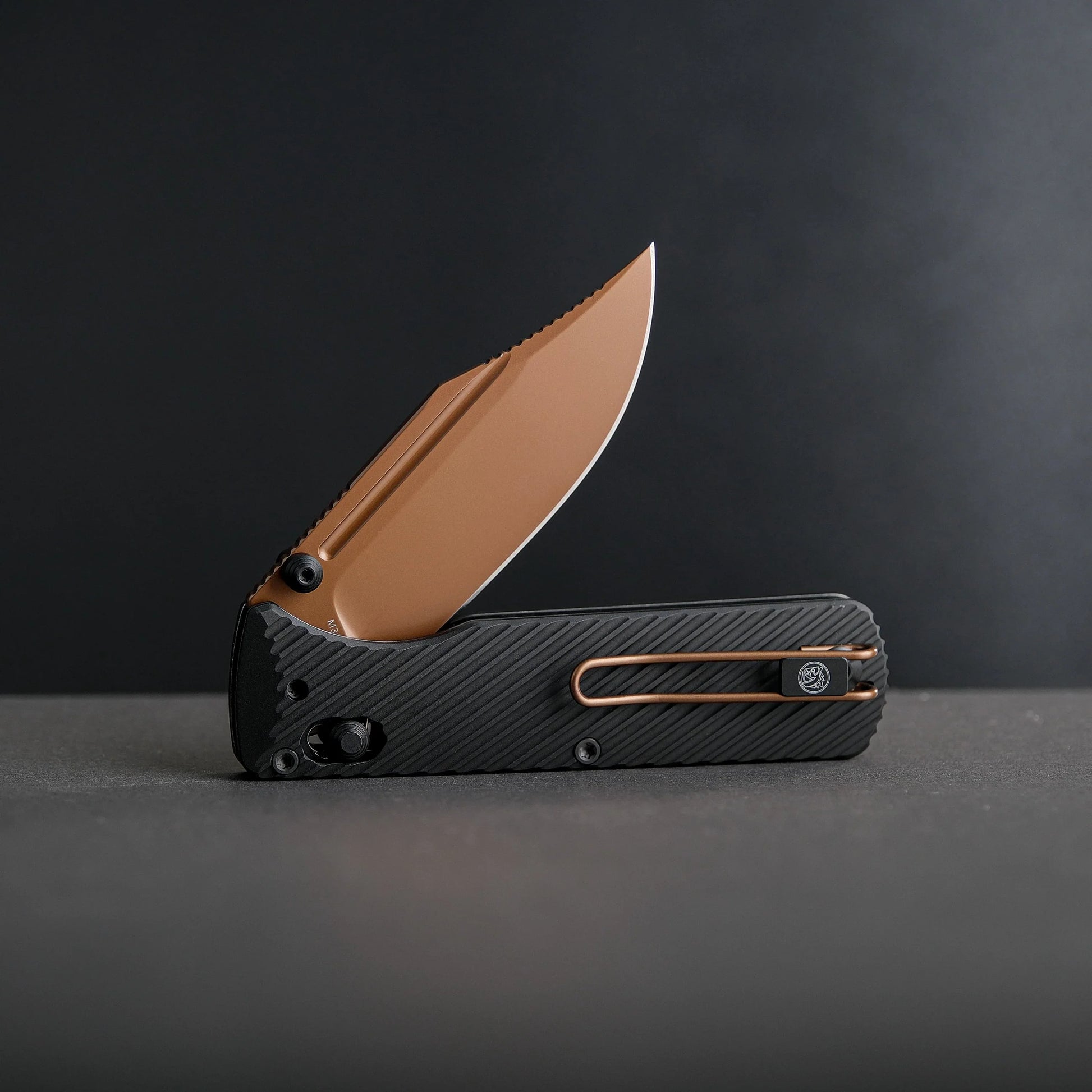 Vosteed Vombat A4106 - 2.92" M390 Copper Dune Bowie Blade, Black Aluminium Handle