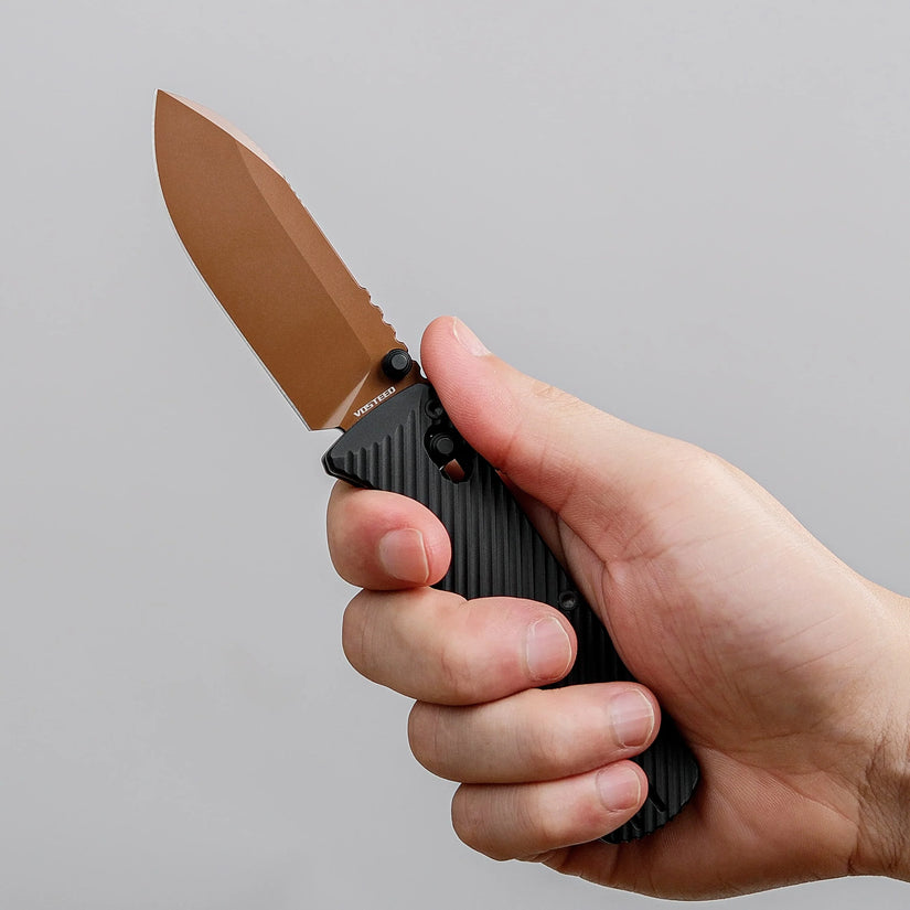 Vosteed Vombat A4107 - 2.92" M390 Copper Dune Drop Point Blade, Black Aluminium Handle
