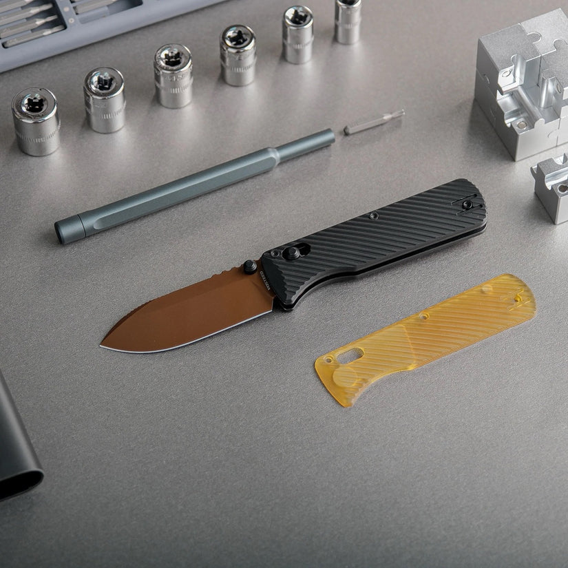 Vosteed Vombat A4107 - 2.92" M390 Copper Dune Drop Point Blade, Black Aluminium Handle