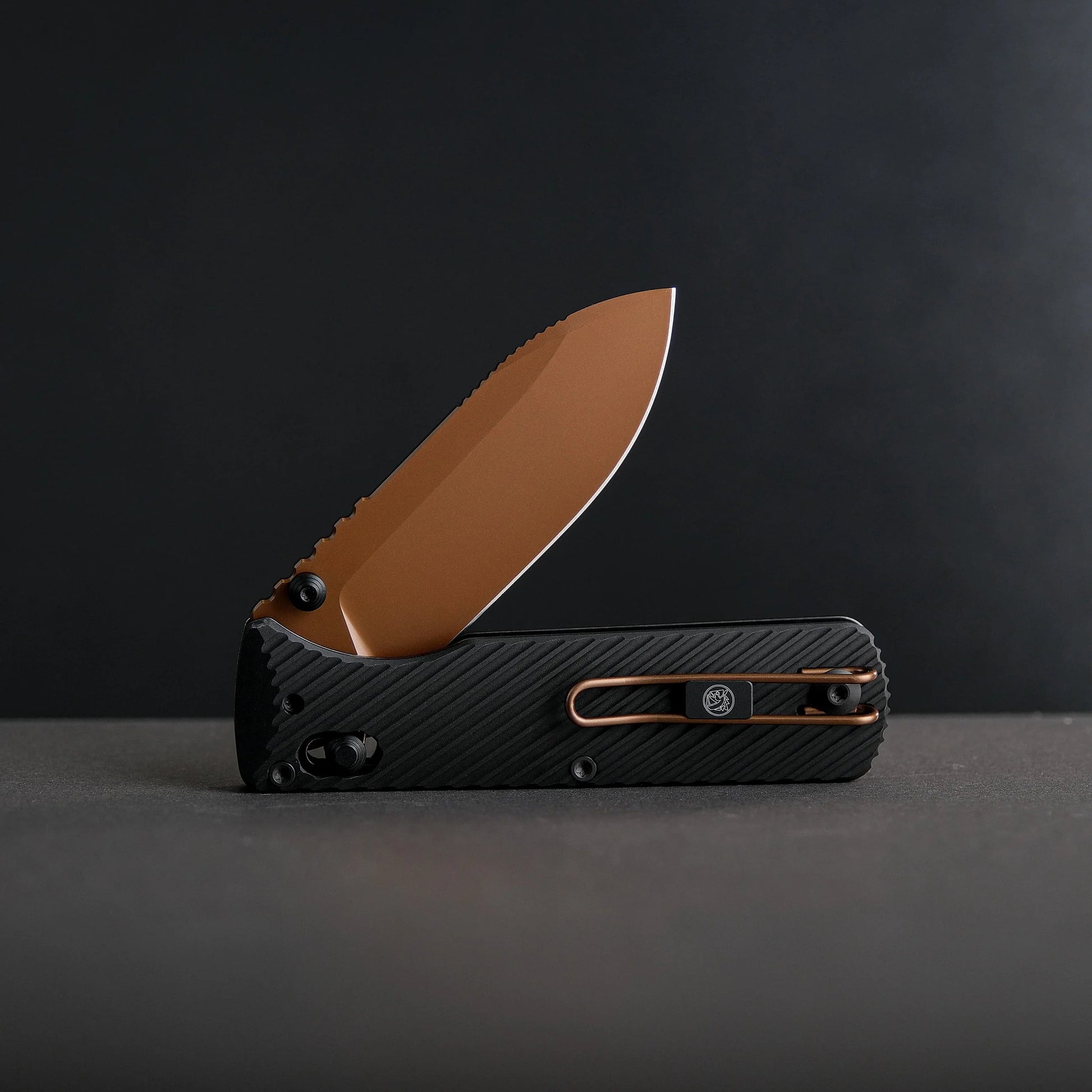 Vosteed Vombat A4107 - 2.92" M390 Copper Dune Drop Point Blade, Black Aluminium Handle