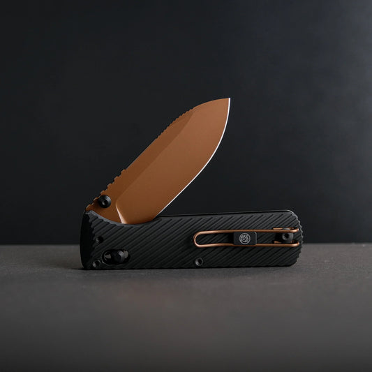 Vosteed Vombat A4107 - 2.92" M390 Copper Dune Drop Point Blade, Black Aluminium Handle